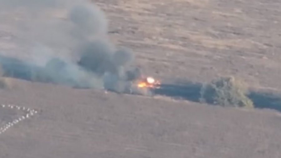 VIDEO/ Pamje të helikopterit rus Mi-8 të përfshirë nga zjarri, pasi u godit nga forcat ukrainase