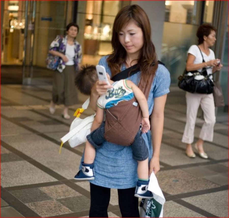 Pse nënat në Japoni nuk përdorin karroca dhe gjithmonë mbajnë në krahë fëmijët e tyre