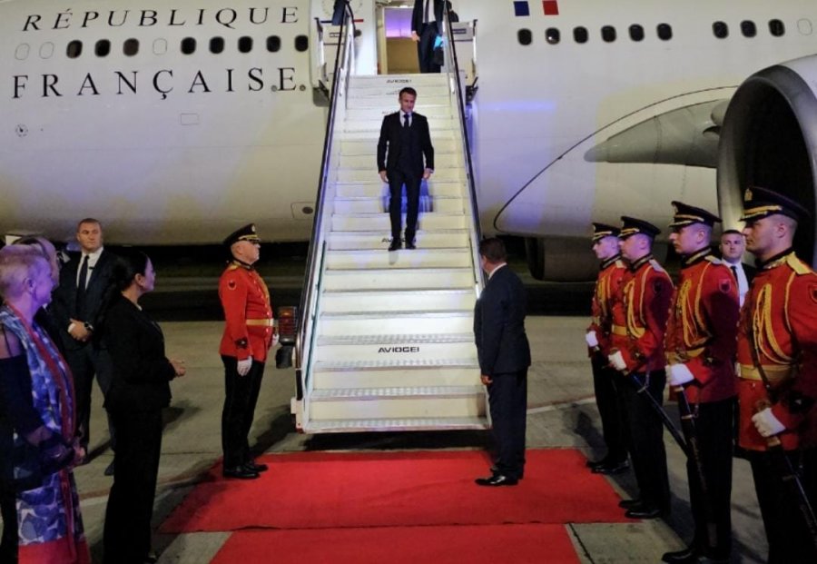 Vizita e parë zyrtare në Shqipëri, presidenti francez, Emanuel Macron mbërrin në Tiranë