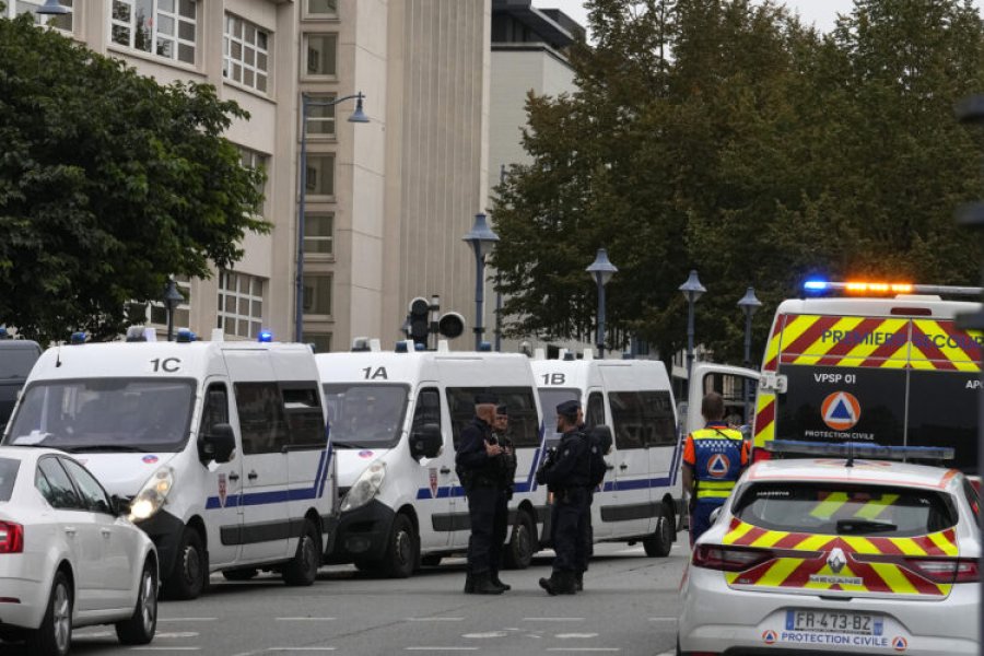 Kaos në Paris, Pallati i Versajës evakuohet për shkak të kërcënimit me bombë