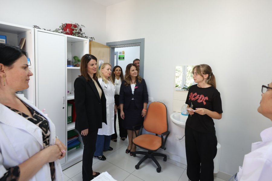 Nis vaksinimi kundër gripit të stinës, ministra e Shëndetësisë: Shpërndahen 260 mijë doza në gjithë Shqipërinë