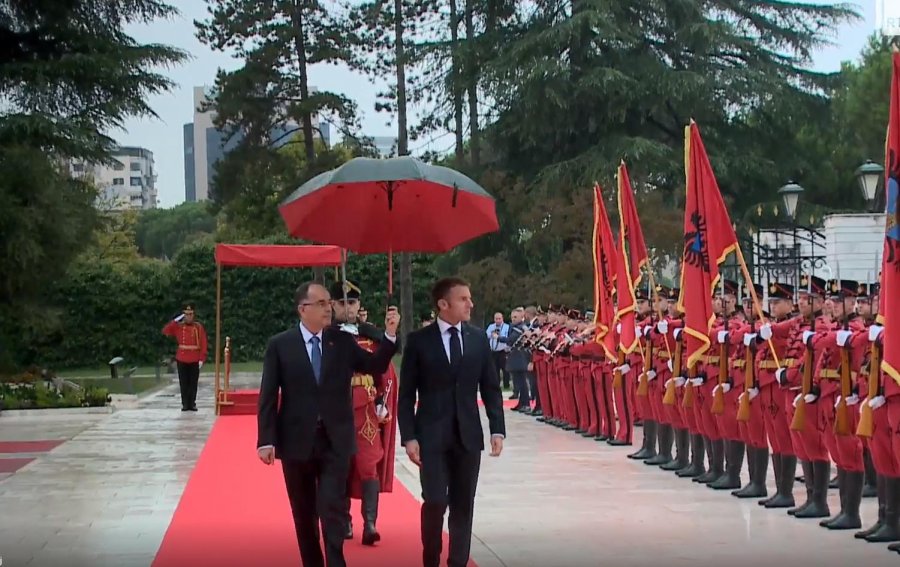 Presidenti francez Macron pritet nga homologu shqiptar Begaj, ceremonia në Presidencë