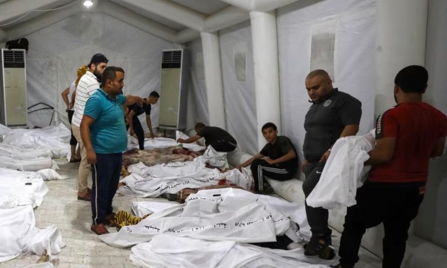 VOA/ Zyrtarët në Gazë: Qindra të vrarë nga sulmi me raketë ndaj një spitali të qytetit