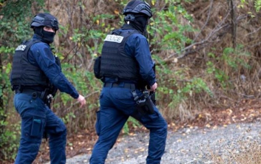 Pushkë, municion e granata dore, policia e Kosovës sekuestron armë në Prelluzhë