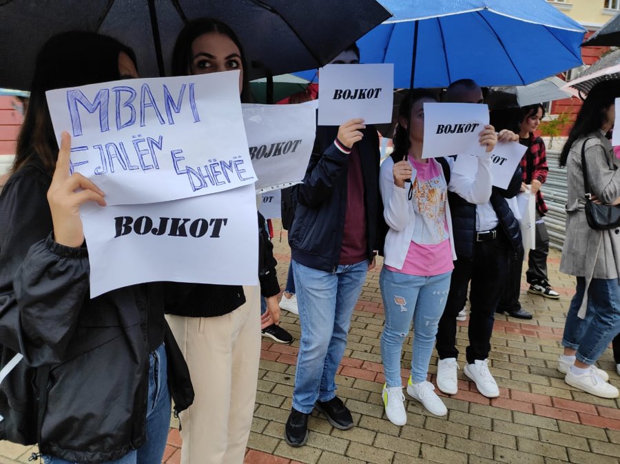 Studentët e Filologjikut në protestë: Qeveria na mashtroi me kontratat