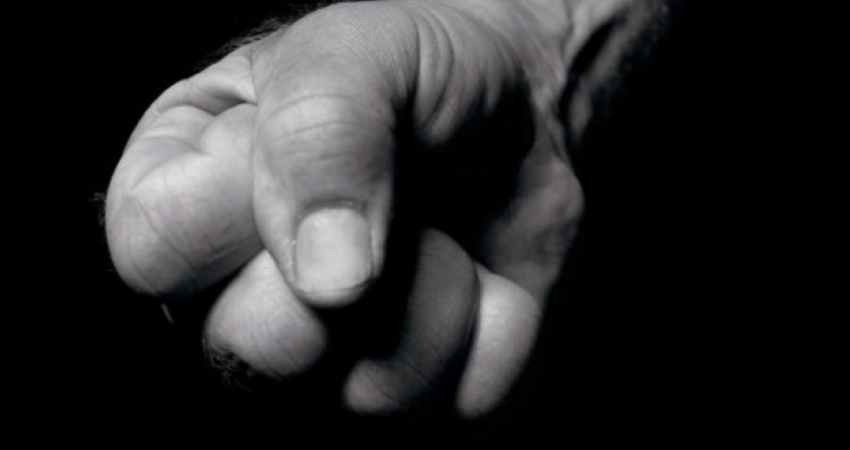 Ngjarje e rëndë në Viti: Djali e rrah nënën
