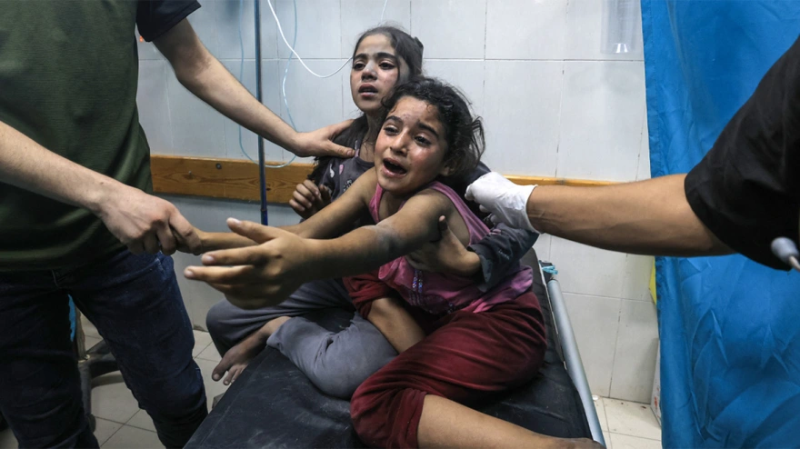 Kaosi pas bombardimit të spitalit në Gaza, dëshmitë tronditisë të mjekëve 