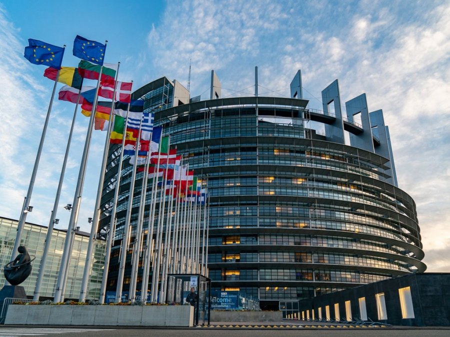 Parlamenti Europian miraton rezolutën: Të hiqen masat ndaj Kosovës