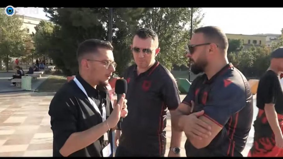 VIDEOLAJM/ ‘Gazetari çek’ provokon tifozët shqiptarë përpara ndeshjes në Air Albania 