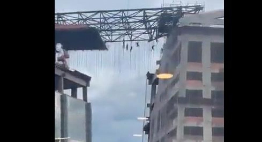 Tmerr në Brazil/ Shembet struktura, punonjësit mbeten të varur në kabllot në 150 metra lartësi