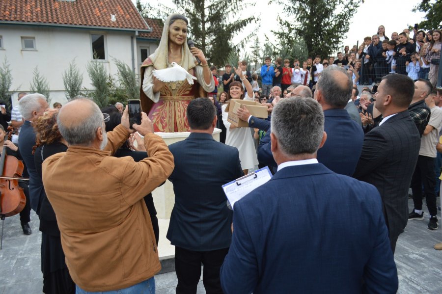 Ceremonia/ Përurohet busti i ‘Mbretëreshës së muzikës shqiptare’, Nexhmije Pagarusha