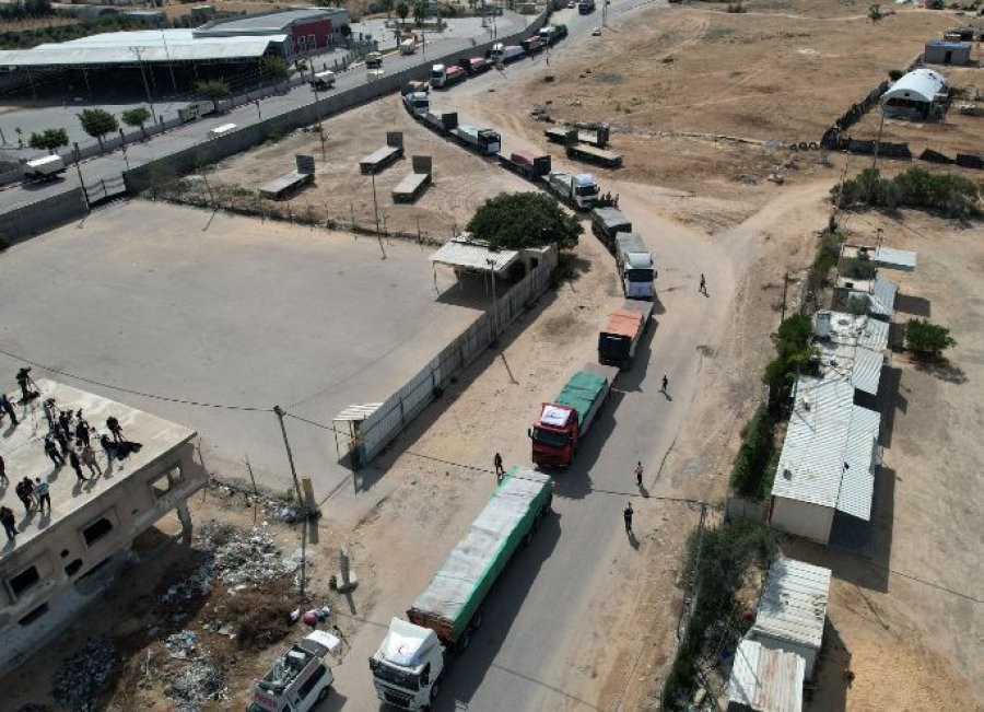 Kamionët e parë humanitar hyjnë në Gaza, ndërsa lufta Izrael-Hamas është ndezur
