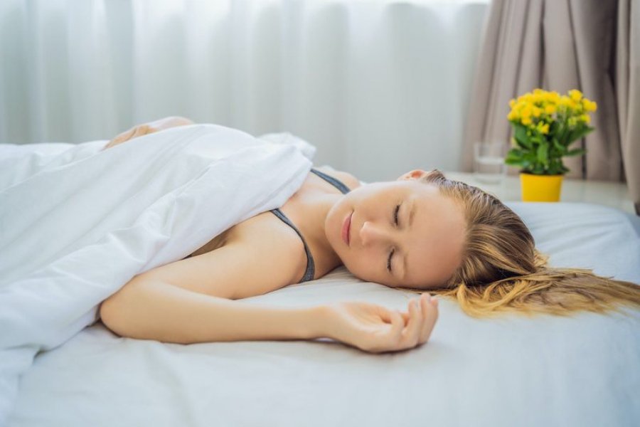 Të flesh pa jastëk është më e shëndetshme? Mësoni arsyet pse duhet ta hiqni