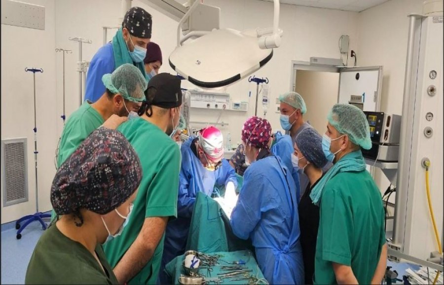 Në Kosovë, profesori nga Australia kryen operacione të komplikuara tek fëmijët