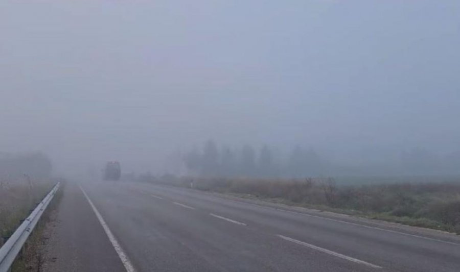 Mjegull e dendur në aksin Maliq-Pogradec, vështirësi në qarkullimin e mjeteve
