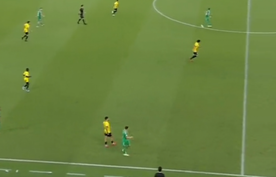 VIDEO/ Shënoi 2 gola dhe më pas largohet në mënyrë të çuditshme nga fusha