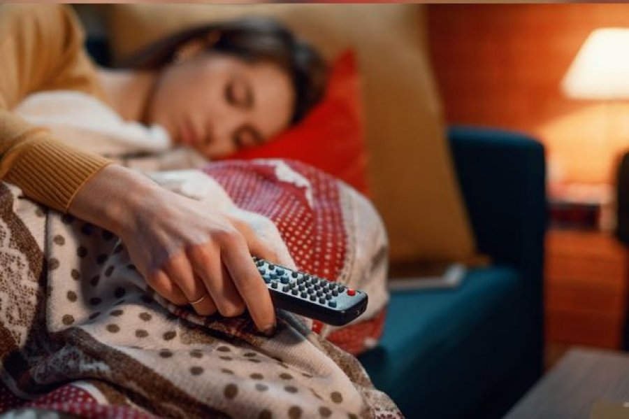 Pse nuk duhet të flini me televizor ndezur, efektet negative në shëndet