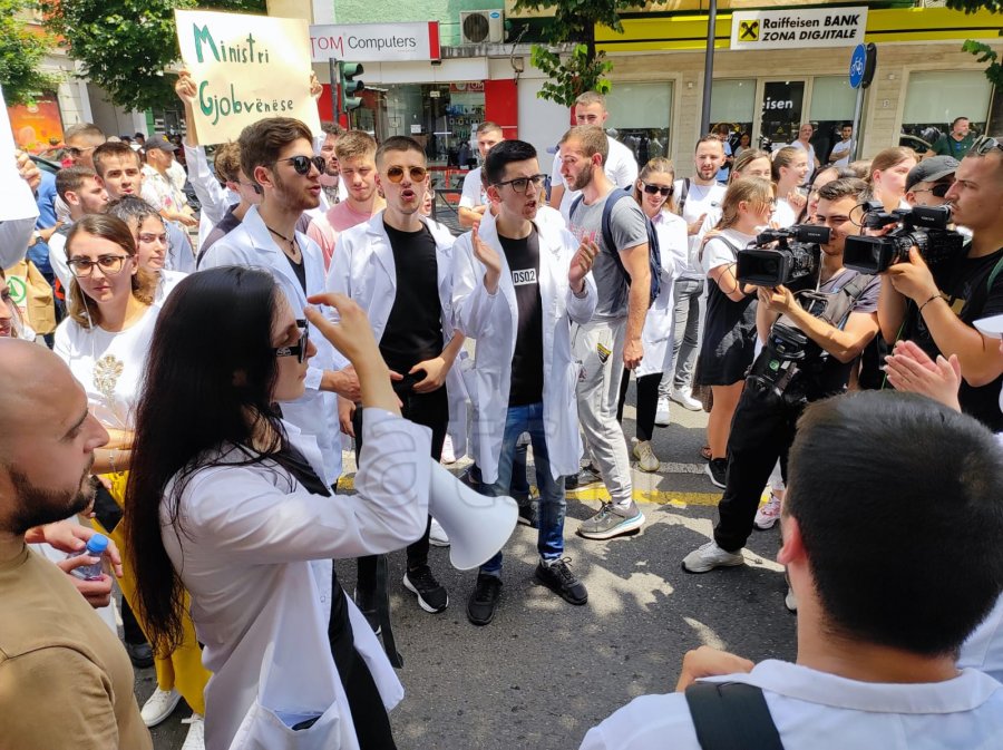 Qeveria u mban 'peng' diplomat, studentët e mjekësisë paralajmërojnë protestë