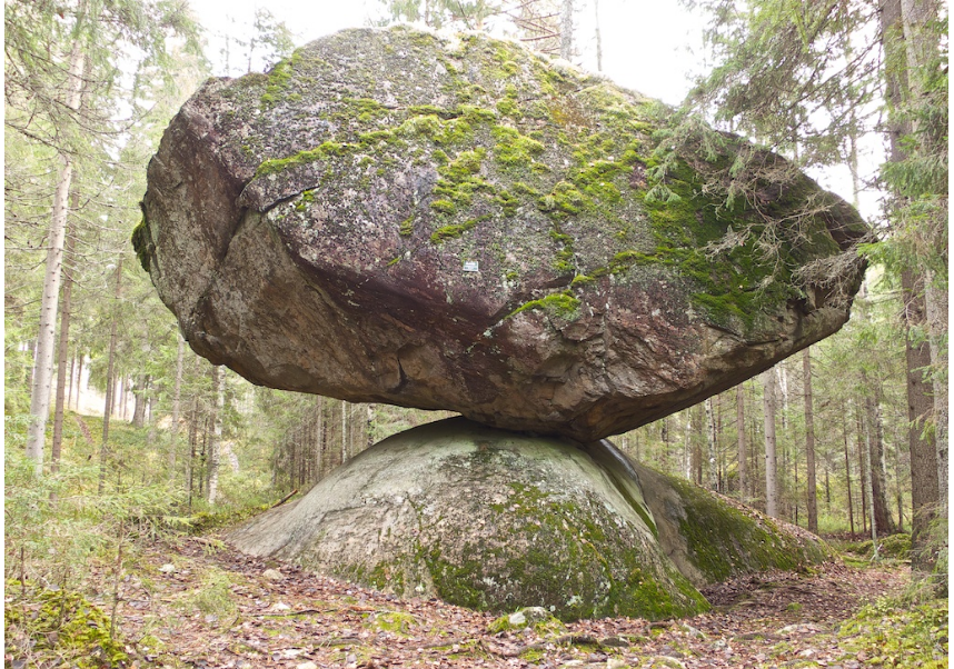 Misteri i gurit ‘magjik’ Kummakivi që qëndron në ekuilibër prej shekujsh në Finlandë 