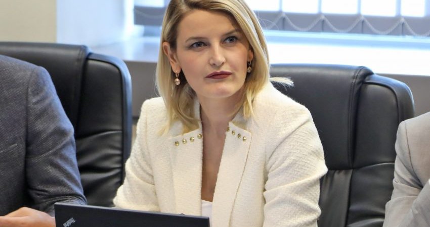 Shtyhet seanca ndaj ish- ministres Dhurata Hoxha dhe disa zyrtarëve, eksperti financiar jep deklaraten e tij