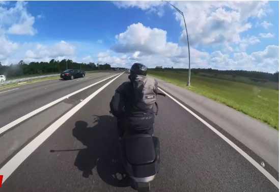 Pamje të rënda/ Motoçiklisti me 220km/orë përplaset me automjetet në autostradë 