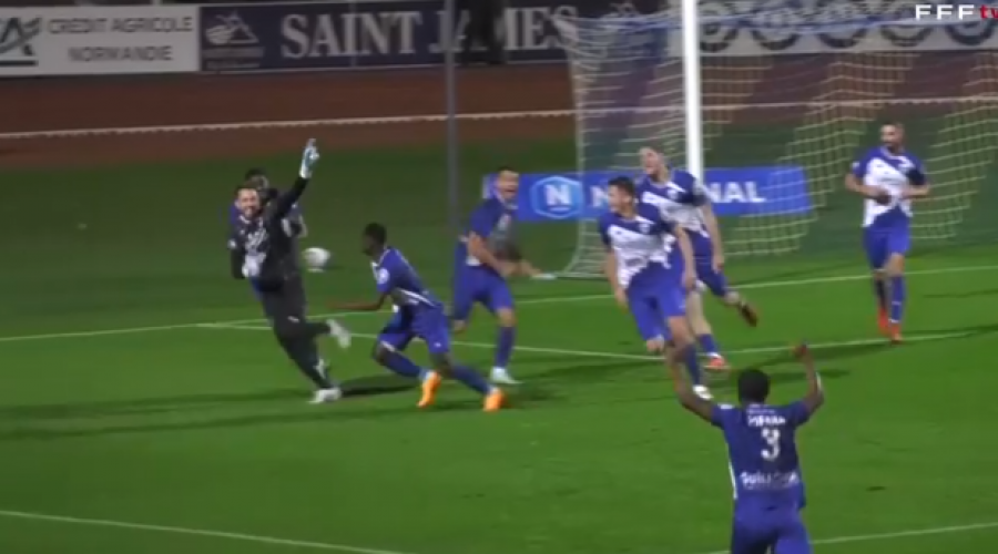 VIDEO/ E rrallë në një ndeshje futbolli, portieri pret penalltinë dhe më pas shënon gol në minutën e 90-të