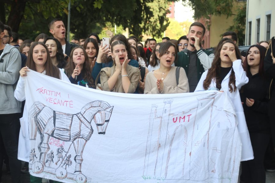 Studentët e Mjekësisë në protestë, bien 'lajmet' se kanë thyer bojkotin