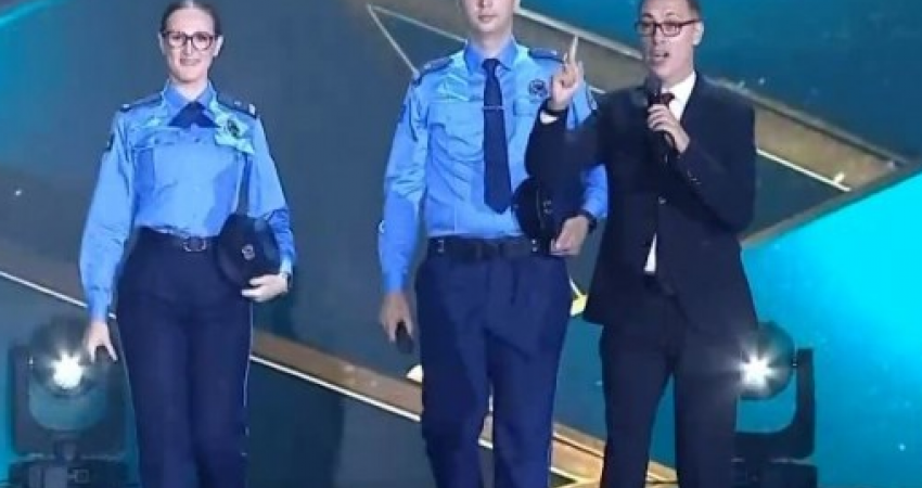 Ngjitja në skenë e policëve, moment emocionues në Festivalin e Këngës