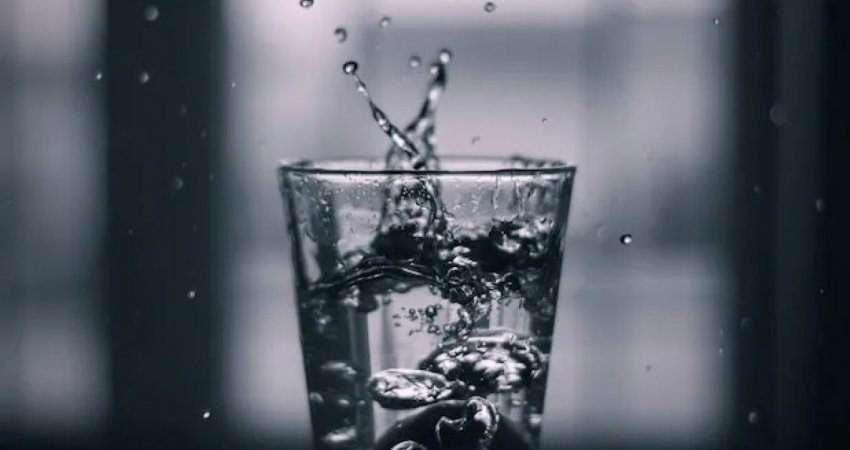Ujësjellësi në Mitrovicë thotë se uji vazhdon të mbetet ende i papijshëm
