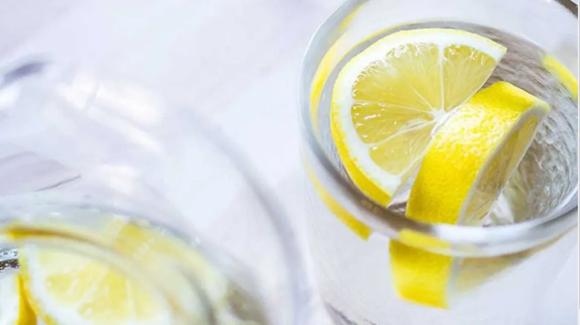 9 arsye për të pirë ujë me limon