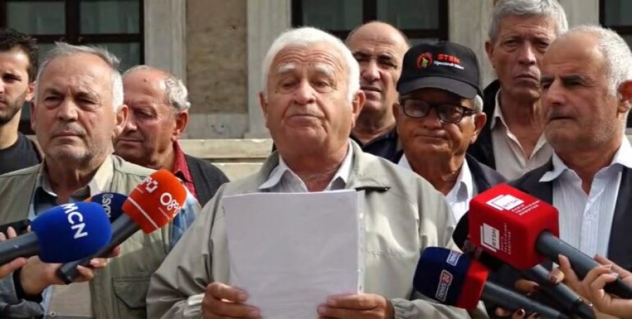 ‘Duam takim me Ramën’, ish-minatorët protestë poshtë zyrës së kryeministrit: Të drejtën, ose jetën!