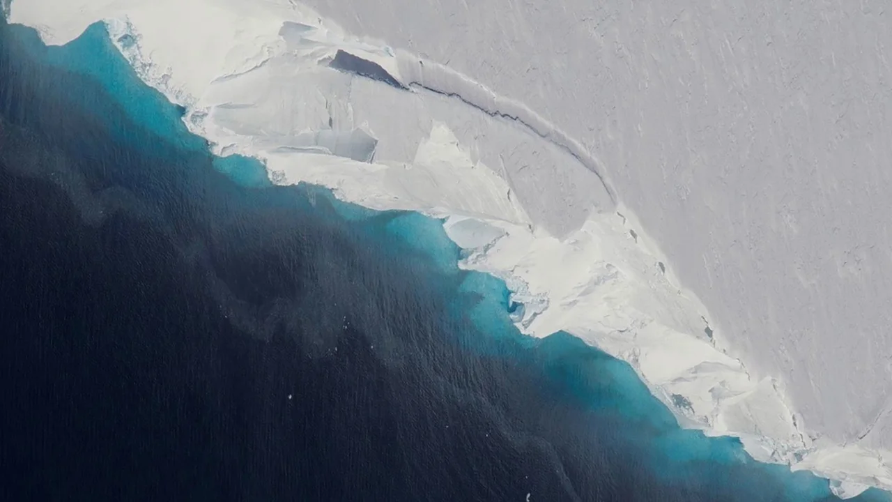 Studimi: Shkrirja e akullnajave në Antarktidën Perëndimore e pashmangshme, pasojat do të jenë katastrofike