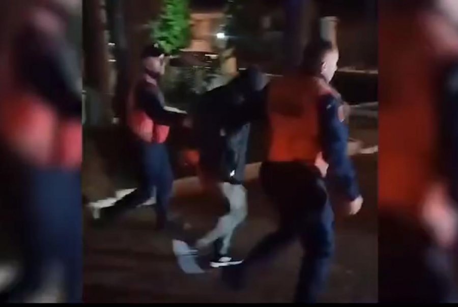 Aksi Korçë - Pogradec, ndalohet furgoni me refugjatë, arrestohet grupi i trafikantëve