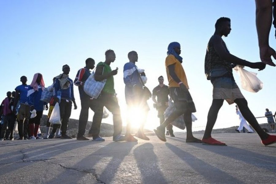 Qindra emigrantë arrijnë në Lampedusa