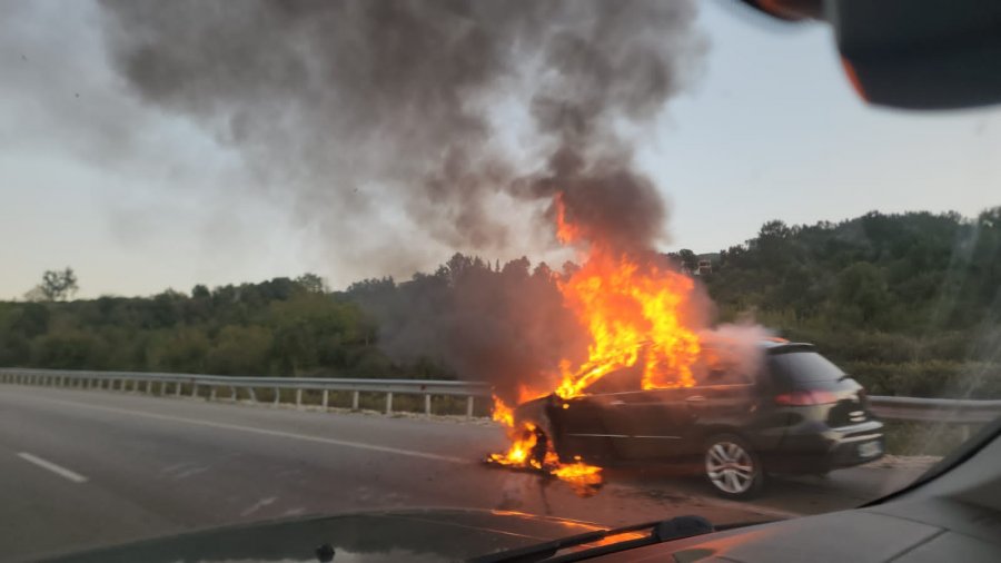 Përfshihet nga zjarri një automjet ne rrugën Tiranë-Elbasan