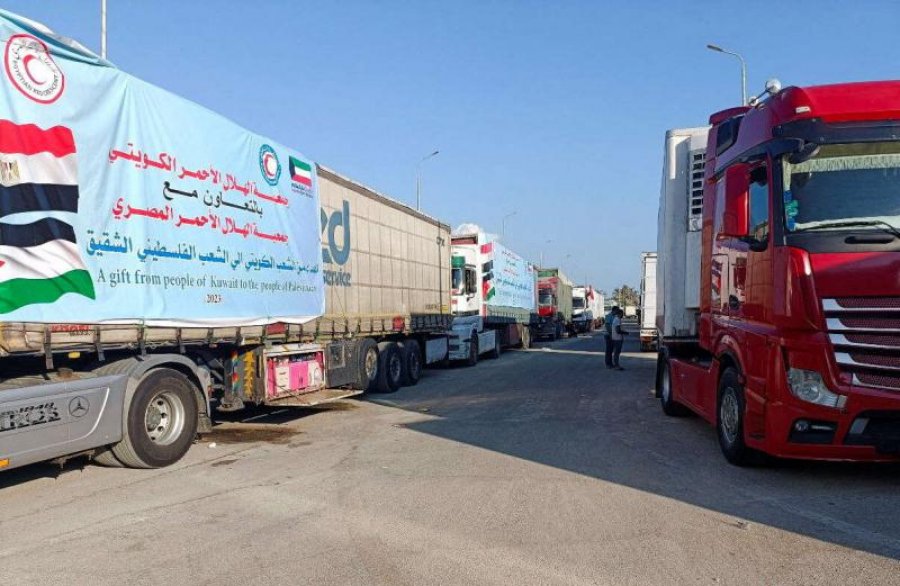 Përmes pikëkalimit kufitar, 10 kamionë me ndihma kalojnë nga Egjipti në Gaza