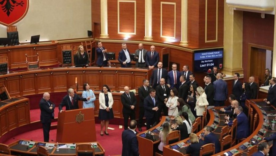 Sot mblidhet Kuvendi, PS kërkon t'i mbajë jashtë 23 deputetë të opozitës