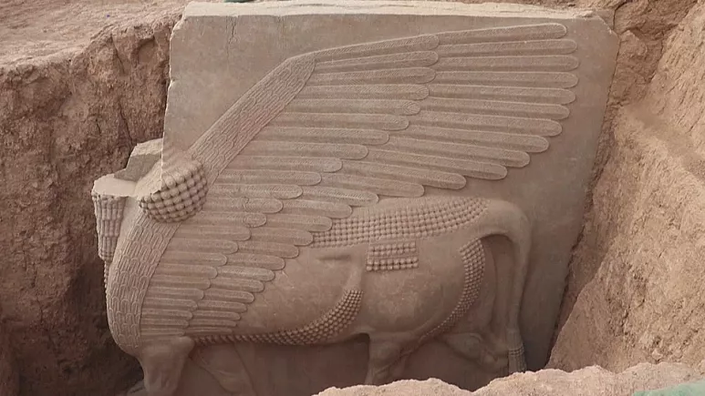 Zbulohet skulptura e lashtë me krahë në Irak 