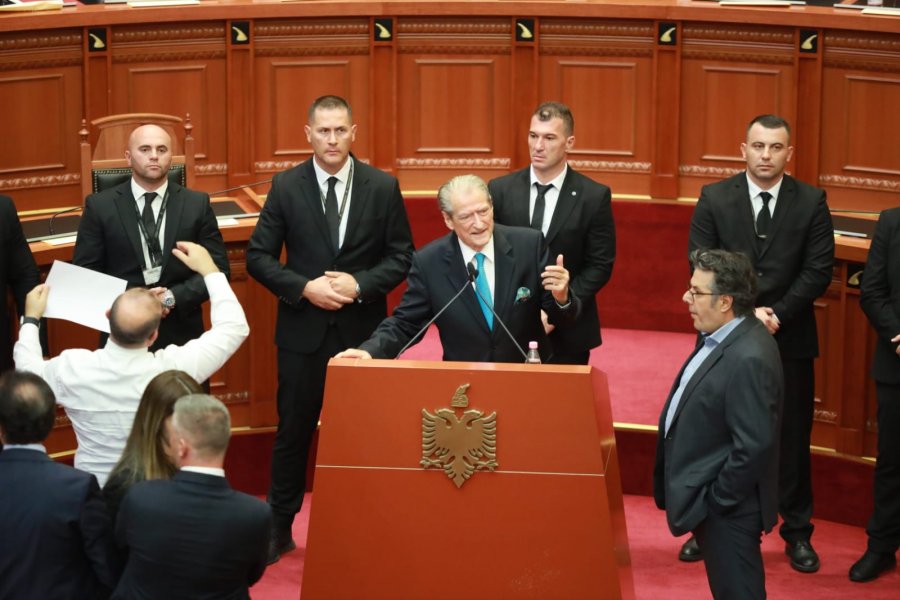 Berisha në parlament: Provokacion i ulët banditesk, deputetëve i është mohuar e drejta themelore