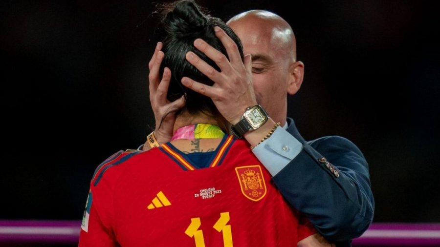 Puthi në buzë sulmuesen pas finales së Botërorit, FIFA dënon ish-presidentin e Federatës së Spanjës