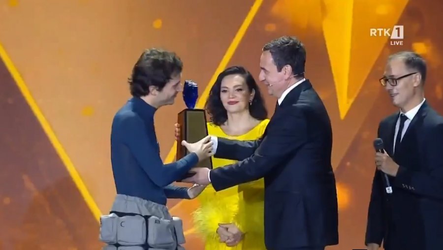 VIDEO/ La Fazani, fituesi i Festivalit të Këngës në Kosovë