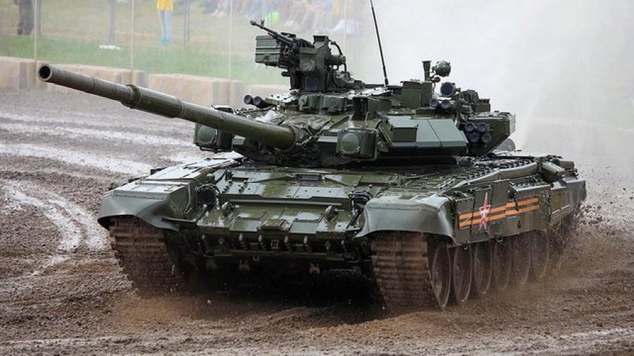 VIDEO/ Tanket ruse tentuan të thyenin vijën mbrojtëse të ukrainasve, por e pësojnë keq. Momenti kur sulmohen