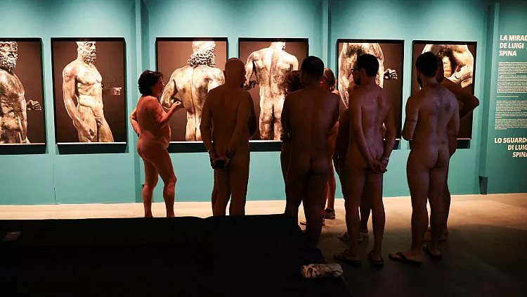 FOTO/ Muzeu i Barcelonës mirëpret nudistët që admirojnë statujat e zhveshura