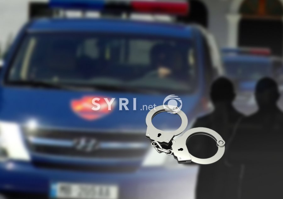 Në gjendje të dehur, humbi kontrollin e automjetit dhe u aksidentua, AMP i vendos prangat inspektori të policisë në Sarandë