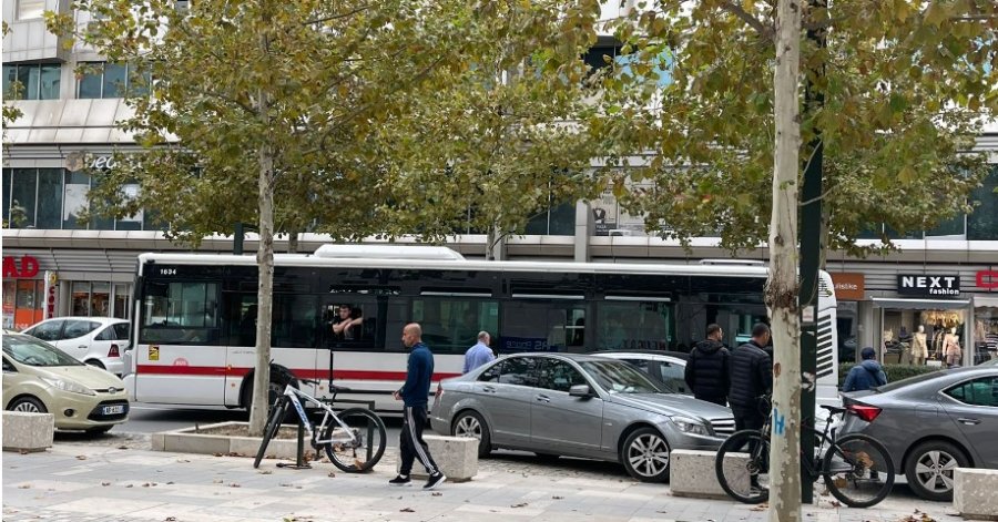 Aksident në bulevardin kryesor të Vlorës, urbani përplaset me një automjet