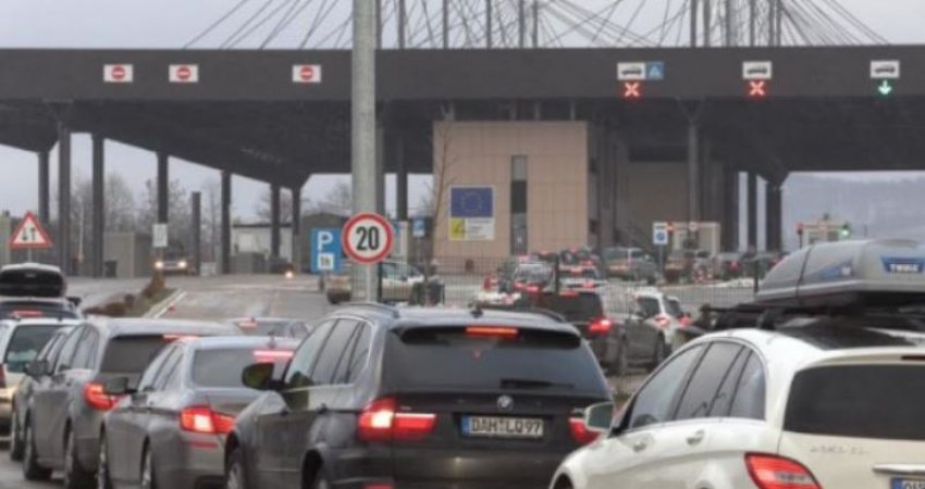 S’ka fluks në pikat kufitare për të hyrë në Kosovë, pritjet më të gjata deri në 20 minuta