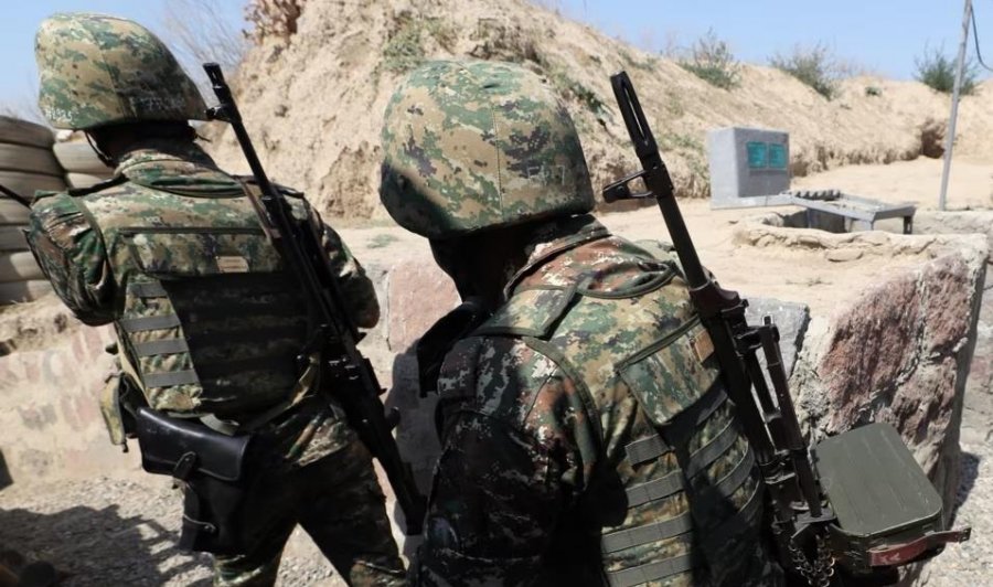 Vriten dy ushtarë armenë në granatimet nga Azerbajxhani