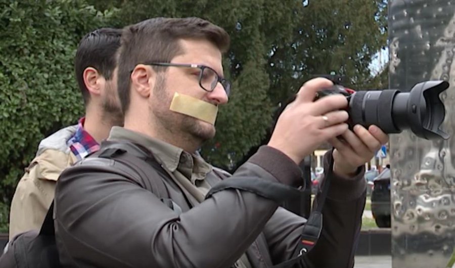 Bosnje/ Gazetarët dhe aktivistët protestojnë kundër ligjit për shpifjen