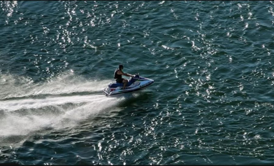 Turistët në motor uji qëllohen për vdekje nga roja bregdetare për shkelje të kufirit detar 