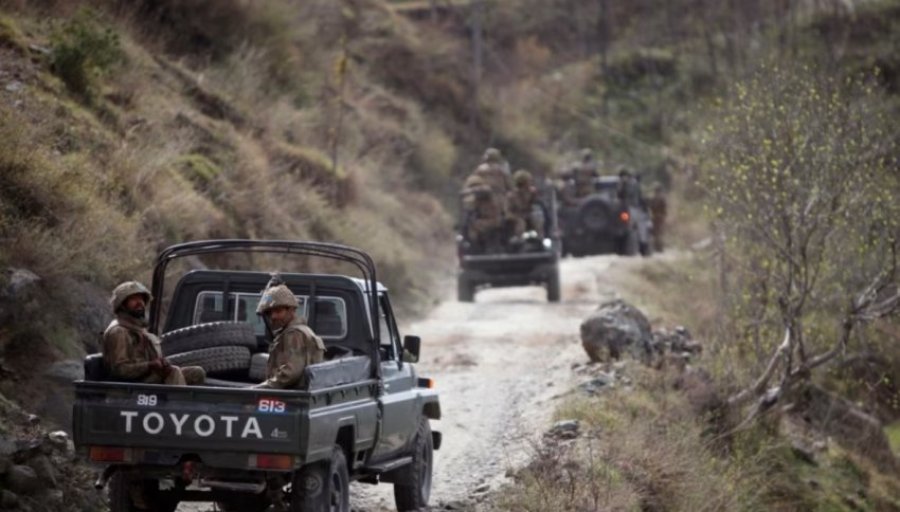 Vriten nëntë ushtarë pakistanezë nga një sulm vetëvrasës